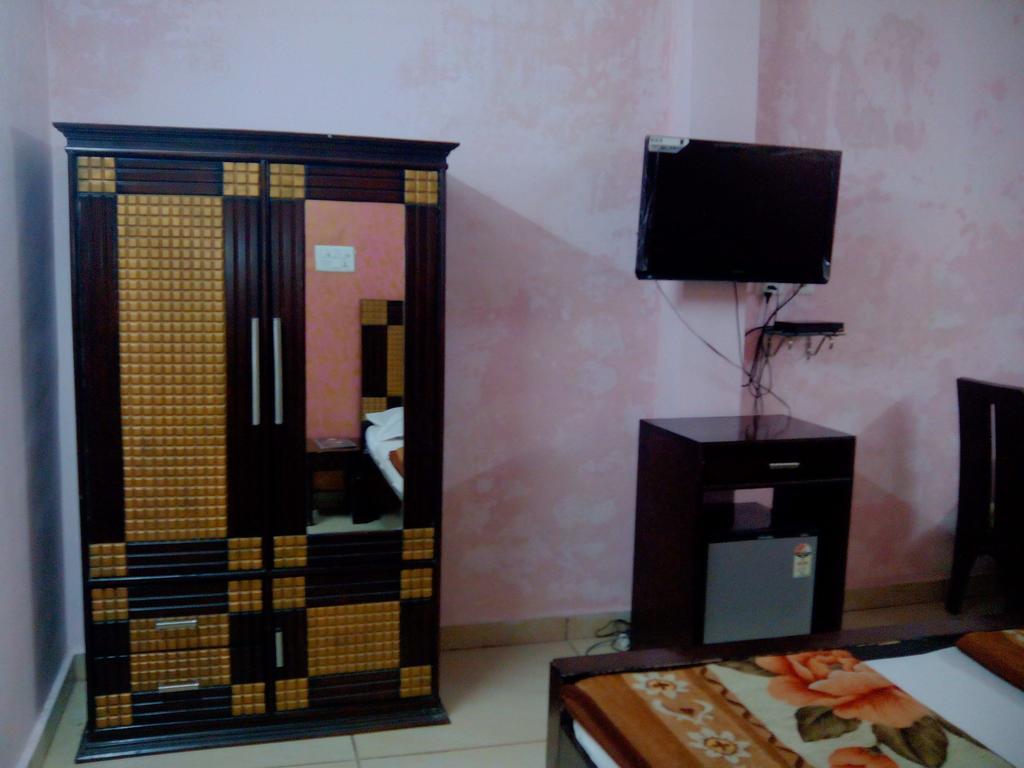 Hotel Rest Inn Lucknow Oda fotoğraf