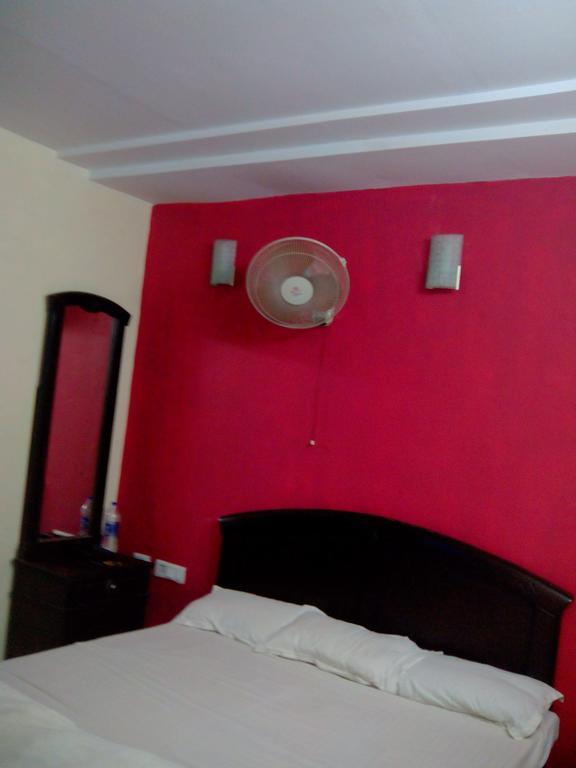 Hotel Rest Inn Lucknow Oda fotoğraf
