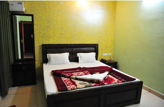 Hotel Rest Inn Lucknow Oda fotoğraf