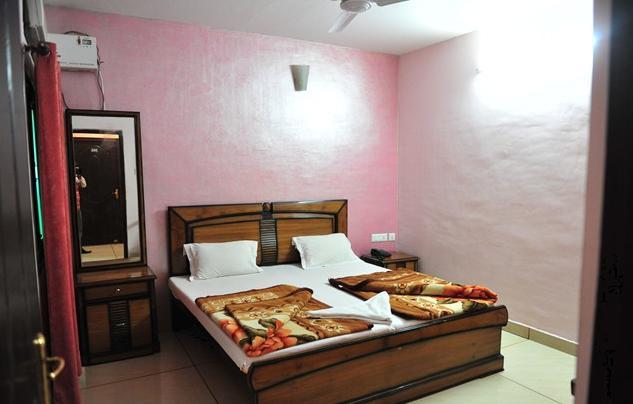 Hotel Rest Inn Lucknow Oda fotoğraf